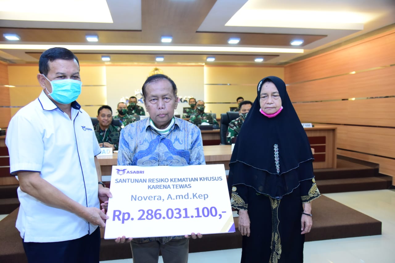 Ahli Waris Dua Pahlawan Kesehatan TNI AD Terima Santunan dari Asabri
